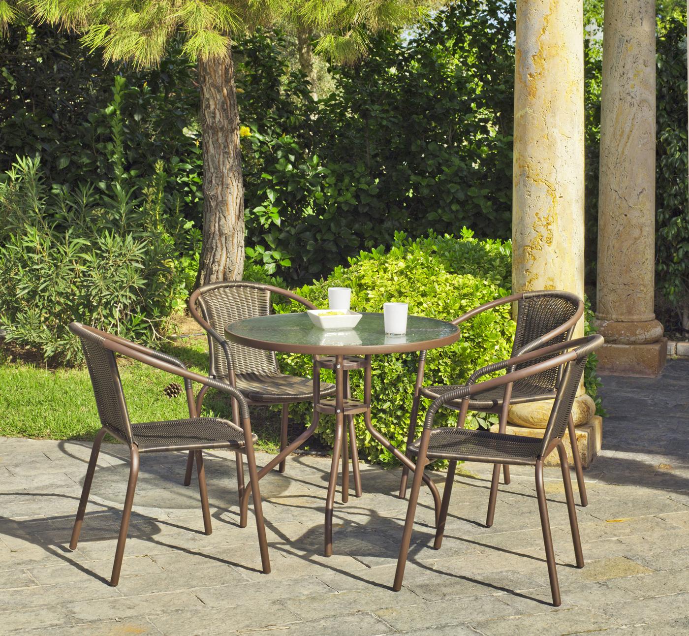 Conjunto de acero color bronce: mesa redonda de 90 cm. Con tapa de cristal templado y 4 sillones apilables de wicker reforzado